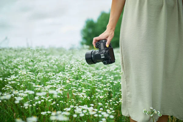 Fotógrafa Feminina Segurando Uma Câmera Livre Paisagem Campo Flores Mulher — Fotografia de Stock