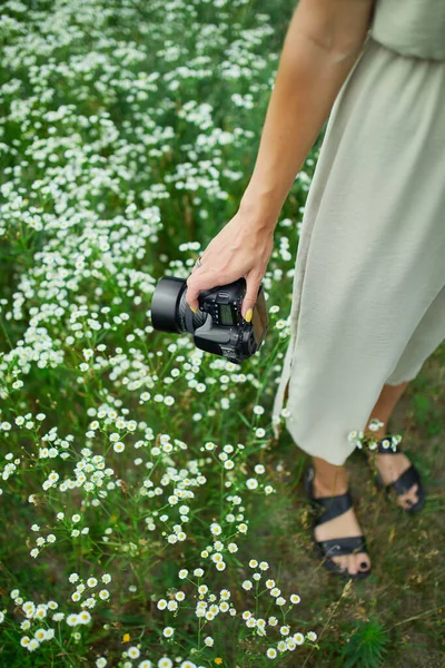 Fotógrafa Feminina Segurando Uma Câmera Livre Paisagem Campo Flores Mulher — Fotografia de Stock