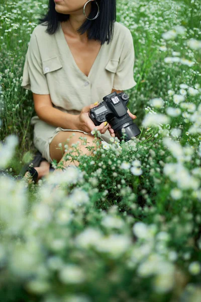 Femme Photographe Assise Extérieur Sur Paysage Champs Fleurs Tenant Appareil — Photo
