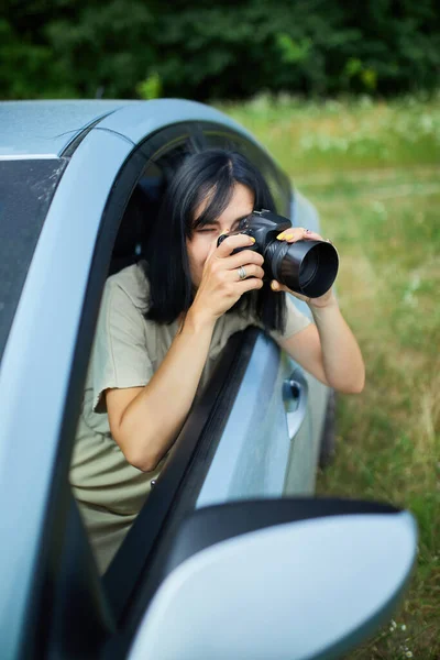 Mulher Fotógrafa Sentado Carro Fotografando Uma Paisagem Campo Flores Viajar — Fotografia de Stock