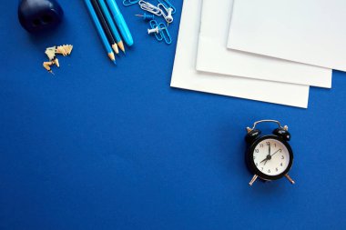 Okula Dönüş konsepti, okul ve ofis malzemeleri fotokopi alanında. Renkli arkaplan, düz alan, metin için çok sayıda kırtasiye ögesi.