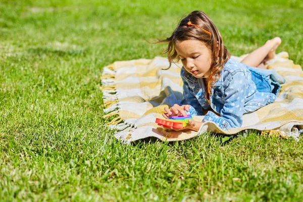 Girl Lies Blanket Grass Outdoors Play Pop Kid Hands Playing — Stock Photo, Image