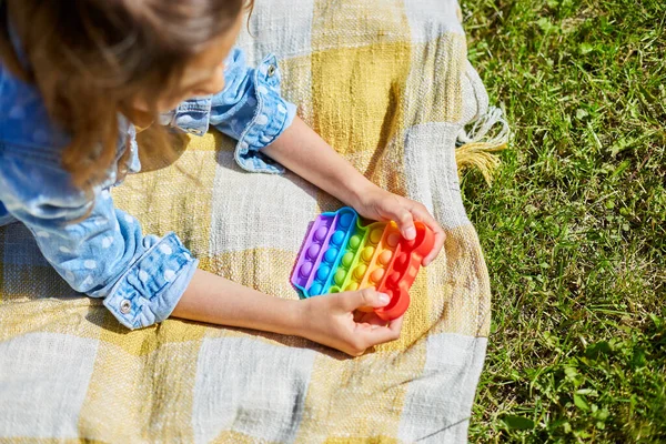 Ragazza Trova Una Coperta Erba All Aperto Giocare Pop Mani — Foto Stock