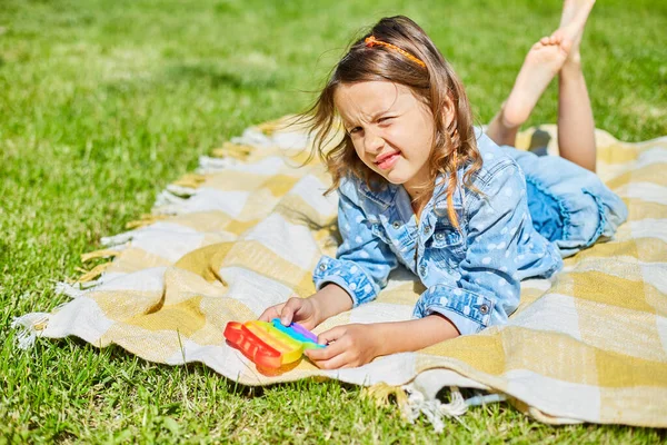 Menina Encontra Cobertor Grama Livre Jogar Pop Mãos Criança Brincando — Fotografia de Stock