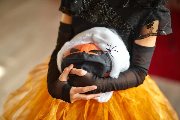 Jack Lámpás Halloween Tök Orvosi Védelemben Fekete Maszk Lány Kezében — Stock Fotó