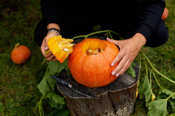 Primer Plano Mano Del Hombre Corta Una Tapa Una Calabaza —  Fotos de Stock