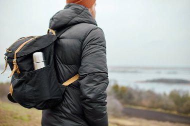 Sırt çantalı erkek gezginler nehir manzaralı dağlarda yürüyorlar, aktif macera tatilleri, seyahat tutkusu, sonbahar