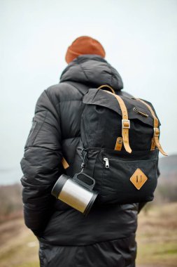 Sırt çantalı erkek gezginler nehir manzaralı dağlarda yürüyorlar, aktif macera tatilleri, seyahat tutkusu, sonbahar