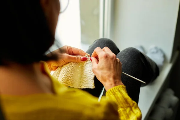 Ältere Frauen Sitzen Auf Der Fensterbank Und Stricken Während Sie — Stockfoto