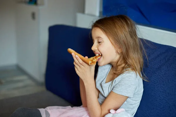 Jolie Petite Fille Assise Sur Canapé Mangeant Morceau Pizza Italienne — Photo