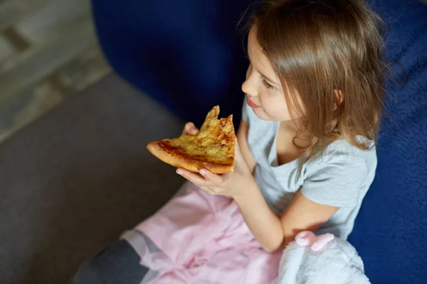 Jolie Petite Fille Assise Sur Canapé Mangeant Morceau Pizza Italienne — Photo