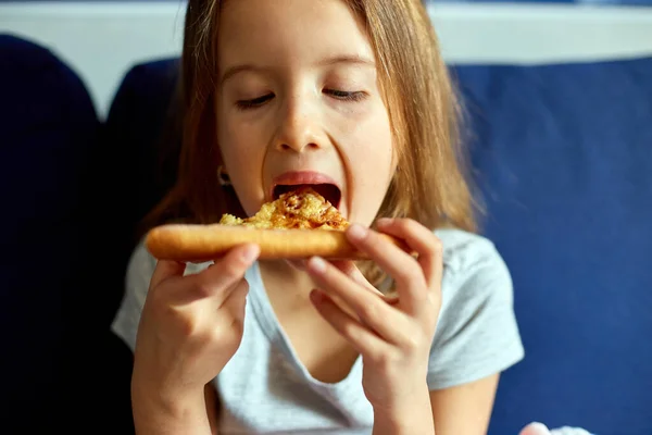 Söt Liten Flicka Sitter Soffan Och Äter Bit Italiensk Pizza — Stockfoto