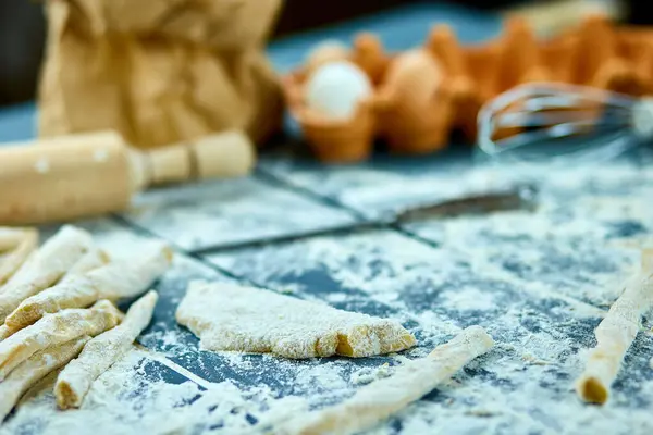 Διαδικασία Κλεισίματος Που Φτιάχνει Σπιτικά Ζυμαρικά Φρέσκια Ζύμη Για Ιταλικά — Φωτογραφία Αρχείου