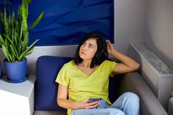 Mujer Alegre Ropa Casual Con Auriculares Teléfono Inteligente Escuchando Podcast — Foto de Stock