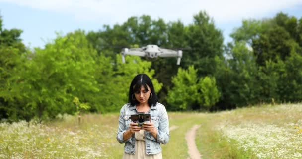 Νεαρή γυναίκα μαθαίνει πώς να πιλοτάρει το drone της, γυναίκα που χρησιμοποιεί, πιλοτάρει — Αρχείο Βίντεο