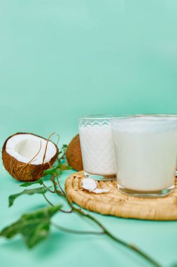 Çeşitli vejetaryen bitkiler süt ve malzemeler, süt içermeyen süt, alternatif tip vejetaryen sütler mavi arka planda fotokopi alanı olan