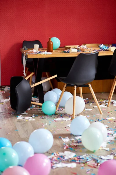 Efter Festen Kaos Rörigt Vardagsrummet Hemma Bord Med Pizza Och — Stockfoto