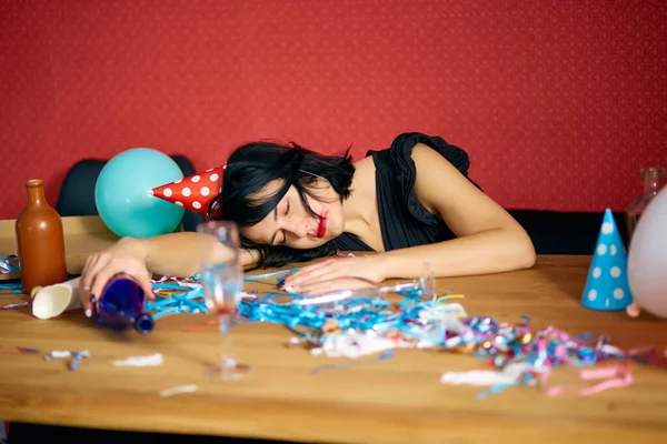 Mujer Joven Con Lápiz Labial Rojo Frotado Gorra Durmiendo Mesa — Foto de Stock