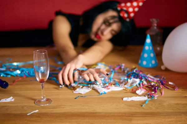 Närbild Hand Kvinna Hålla Ett Glas Champagne Sova Vid Bordet — Stockfoto