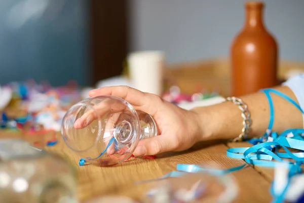 Närbild Hand Man Hålla Ett Glas Konjak Sova Vid Bordet — Stockfoto