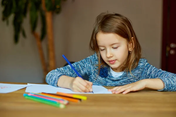 Niña Escuela Dibujando Escribiendo Dibujo Con Lápices Colores Mesa Casa — Foto de Stock