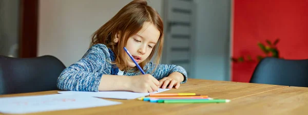 Banner School Κορίτσι Σχέδιο Και Γράφοντας Μια Εικόνα Κηρομπογιές Χρησιμοποιώντας — Φωτογραφία Αρχείου
