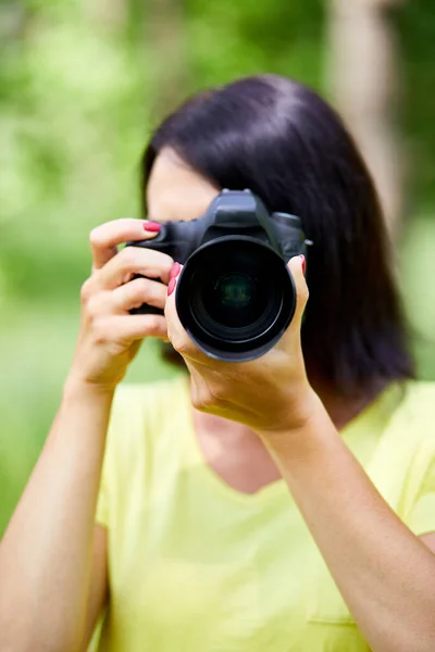 Portrait Une Femme Photographe Couvrant Son Visage Avec Appareil Photo — Photo