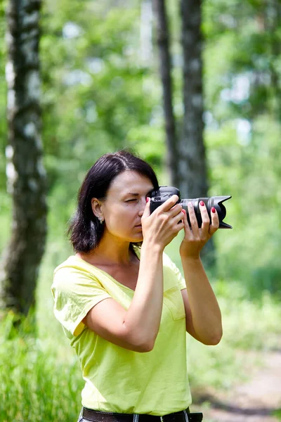 Retrato Uma Mulher Fotógrafa Cobrindo Seu Rosto Com Câmera Livre — Fotografia de Stock