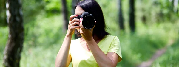 Bandeira Retrato Uma Mulher Fotógrafa Cobrindo Seu Rosto Com Câmera — Fotografia de Stock