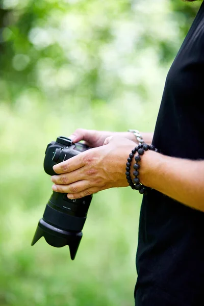 Fotógrafo Homem Com Uma Câmera Fotográfica Mão Livre Configura Câmera — Fotografia de Stock