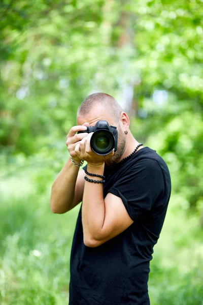 Retrato Fotógrafo Masculino Cobrindo Seu Rosto Com Câmera Livre Tirar — Fotografia de Stock