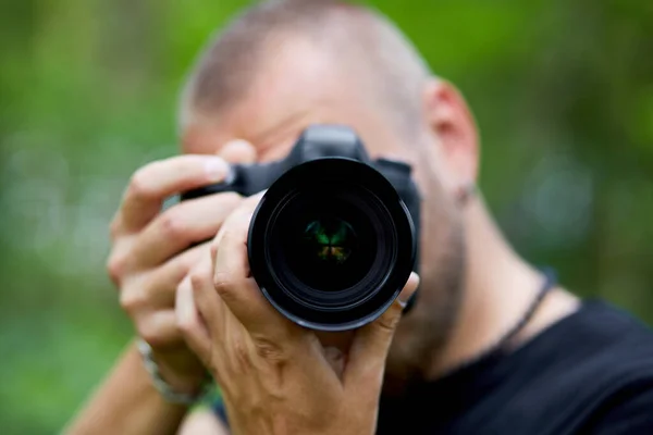 Retrato Fotógrafo Masculino Cobrindo Seu Rosto Com Câmera Livre Tirar — Fotografia de Stock