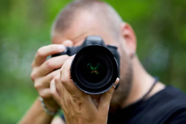 Retrato Fotógrafo Masculino Cubriendo Cara Con Cámara Aire Libre Tomar — Foto de Stock