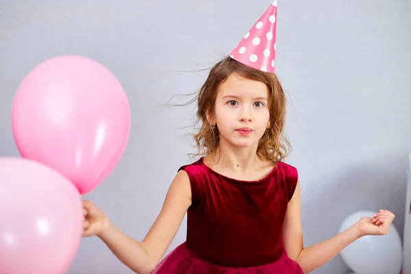 Słodka Radosna Dziewczynka Różowej Sukience Kapeluszu Bawić Się Balonami Domu — Zdjęcie stockowe