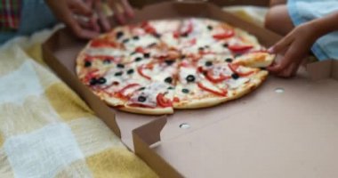 Pizza paylaşımı, açık hava kutusundan pizza alan eller, aile pikniği, akşam yemeğinde pizza yemek, fast food teslimatı..