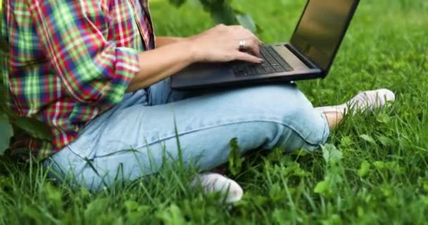 Freelancer Mulher Roupas Casuais Com Seu Laptop Computador Sentado Grama — Vídeo de Stock