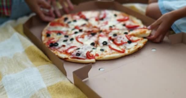Pizza Teilen Hände Nehmen Ein Stück Pizza Aus Einer Box — Stockvideo