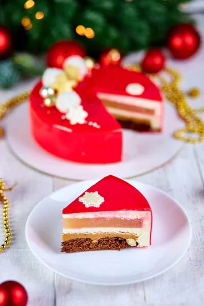 Рождественский Десерт Мусс Торт Покрыты Красным Зеркалом Глазури Новогодними Украшениями — стоковое фото
