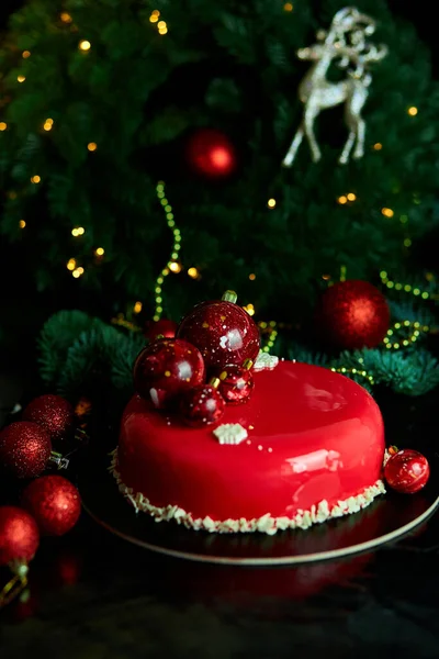 Mousse Gâteau Pâtissier Noël Dessert Recouvert Glaçure Miroir Rouge Avec — Photo