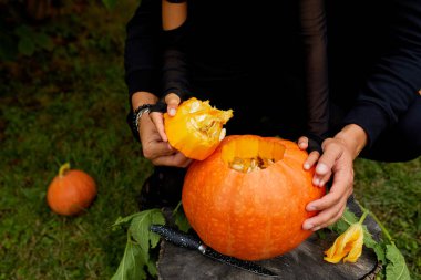 Kız ve baba ellerini açar Cadılar Bayramı için oymadan önce balkabağı keser Jack O 'Lantern' i hazırlar. Parti için dekorasyon, Küçük aile yardımcısı, Üst Manzara, Kapat, Yukarıdan görünüm, Boşluğu kopyala