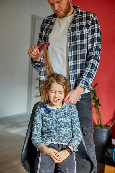 Father Combing Brushing His Daughter Hair Home Child Making Faces — Stock Photo, Image