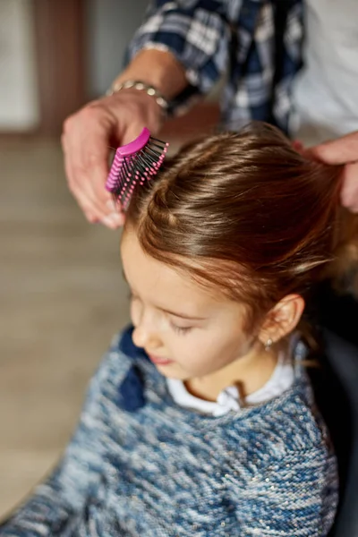 Father Combing Brushing His Daughter Hair Home Father Daughter Smiling — Stock Photo, Image