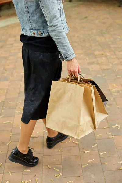 Incognito Kobieta Trzyma Kilka Papierowych Toreb Zakupionymi Rzeczami Spacerując Świeżym — Zdjęcie stockowe