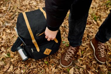 Turist sırt çantasına bakıyor, seyahat konsepti, sonbahar manzarası, seyahat aksesuarı, rahatlatıcı, sonbahar, Dijital refahı kırar, ekran süresini kısıtlar, bilinçli yaşam, yerel seyahat, akıl sağlığı. Boşluğu kopyala