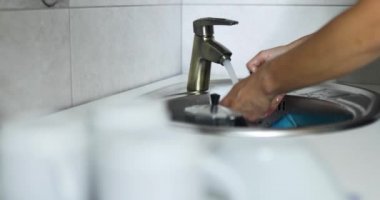 Tanınmayan kadın ev hanımı evdeki mutfakta bulaşık yıkıyor lavabo, yaşam tarzı, ev aletleri....