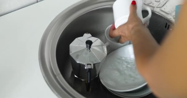 シンク ライフスタイル 住宅設備の上の自宅で台所で知られていない女性主婦の洗濯皿 — ストック動画