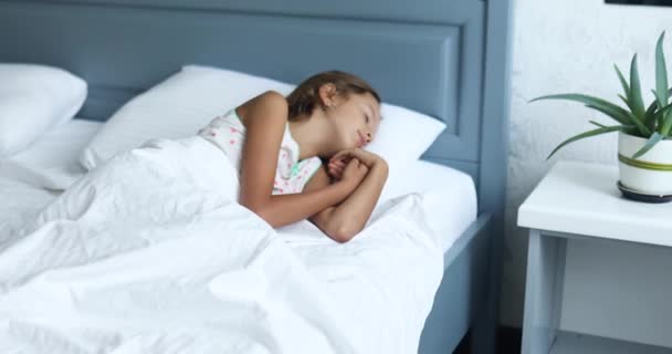 Gadis Kecil Tidur Atas Linen Putih Tempat Tidur Yang Besar — Stok Video
