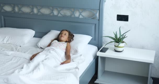 Little Girl Wakes Sleep Big Cozy Bed White Linen Home — Stock Video