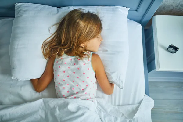 Niña Durmiendo Una Cama Grande Acogedora Ropa Blanca Por Tarde —  Fotos de Stock