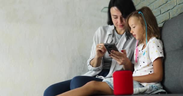 Мати і дочка тестують розмову розумного бездротового динаміка — стокове відео